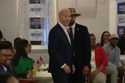 Joe Biden spins around looking dazed and confused at campaign event in Atlanta (VIDEO) |  The Gateway expert